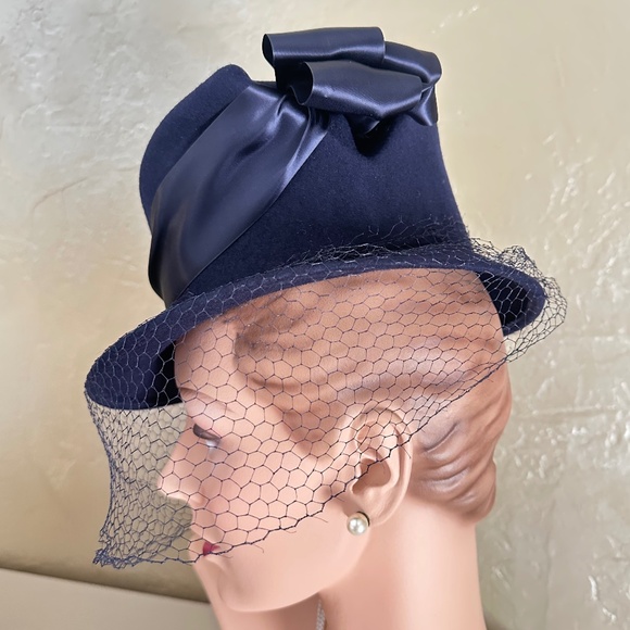 DISTINGUISHED 1940's NAVY TILT FELT HAT - INDENTED CYLINDRICAL CROWN & VEIL - Picture 4 of 13